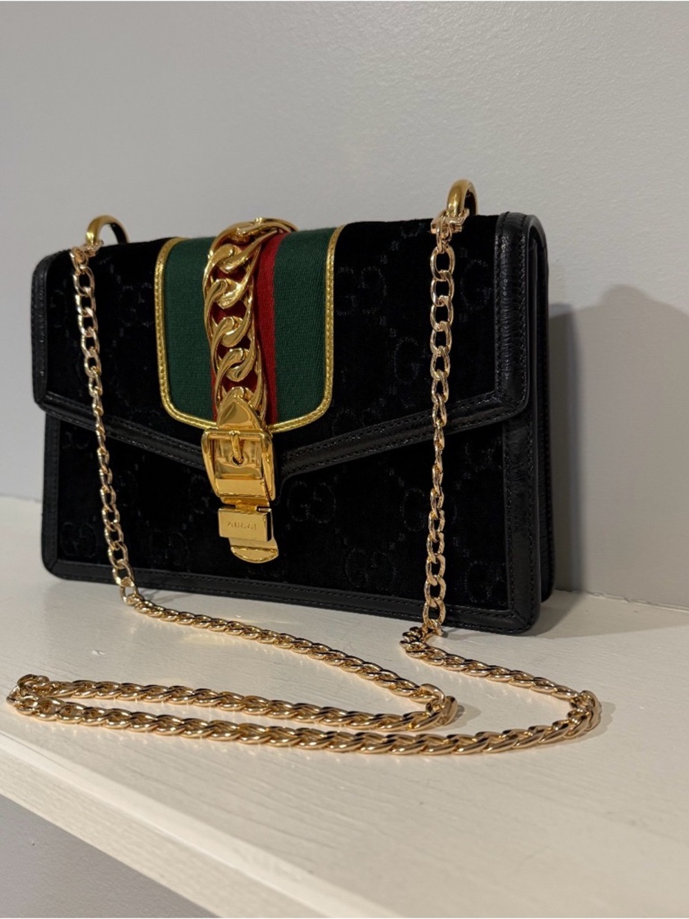 ✨GUCCI Sylvie Velvet GG Chain Wallet Bag Black Gold Web Stripe Crossbody✨ - Picture 2 of 8